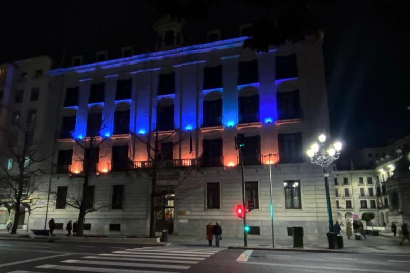 La Delegación del Gobierno ilumina su fachada con los colores de la bandera de Ucrania