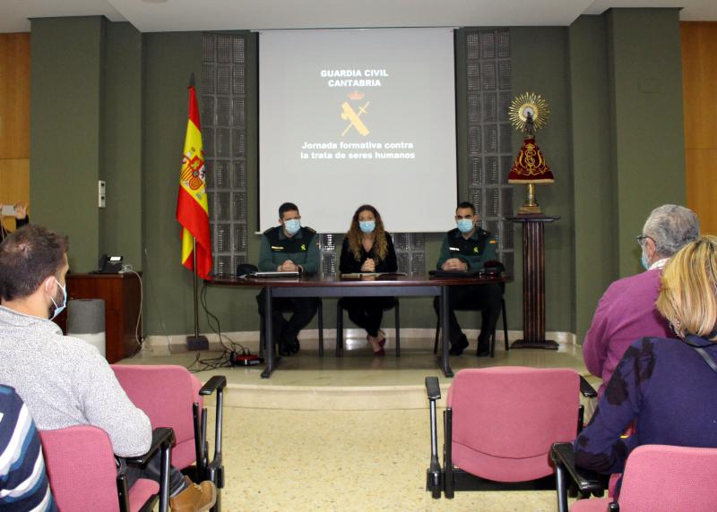 La delegada del Gobierno inaugura una jornada formativa de la Guardia Civil contra la trata de seres humanos 