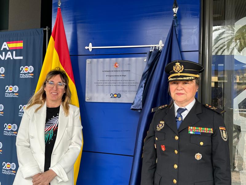 La delegada del Gobierno homenajea a la Policía Nacional con una placa que conmemora los 200 años de su creación 
