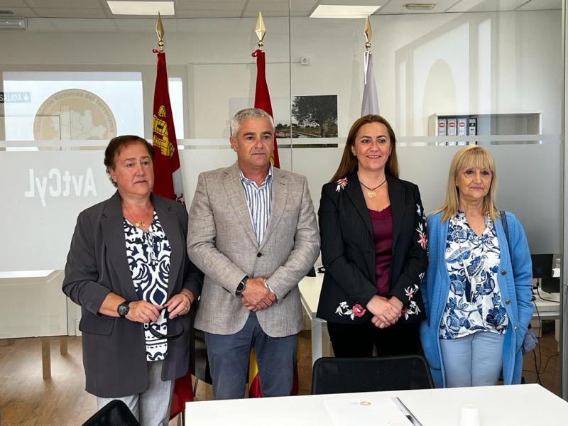 La delegada del Gobierno en Castilla y León visita la sede de la AVT