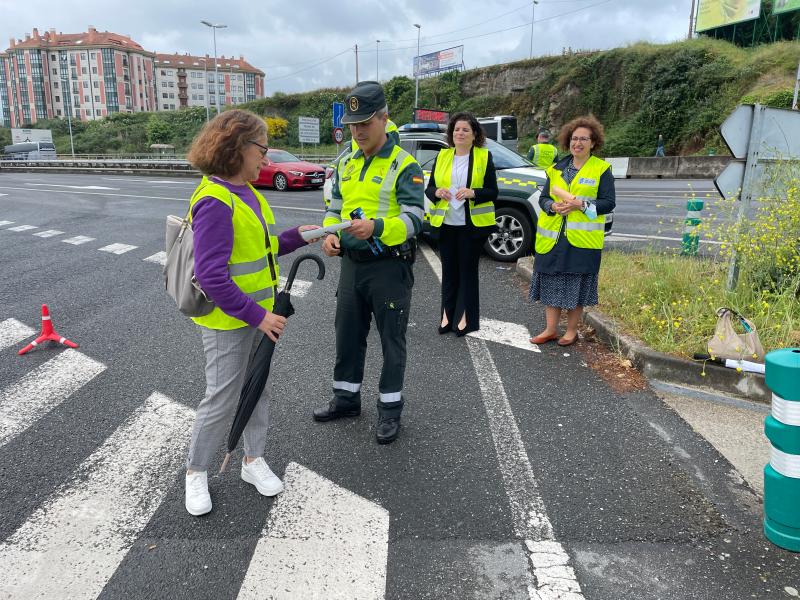 María Rivas avanza a repartición masiva de chalecos reflectores a viandantes, peregrinos e peregrinas e ciclistas nas estradas da Coruña ata o domingo
