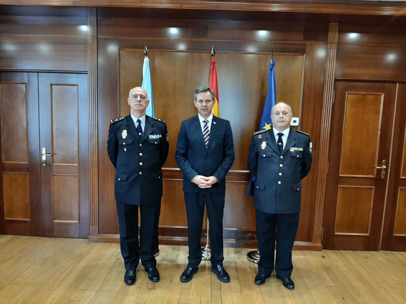 José Miñones traslada el apoyo de la Delegación del Gobierno al nuevo comisario provincial de la Policía Nacional en A Coruña
