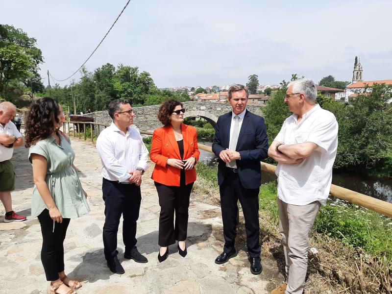 José Miñones ejemplifica en la restauración del Puente de Furelos, en Melide, el compromiso del Gobierno con la protección del patrimonio xacobeo en Galicia, en el que invierte 30,4 millones de euros