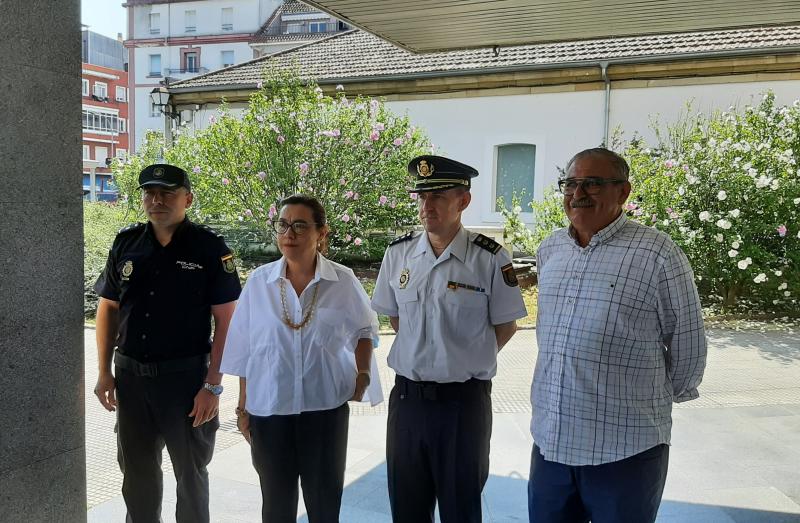 Maica Larriba agradece el buen trabajo de los integrantes de la Comisaría de Vilagarcía por la bajada de los índices de delitos contra la seguridad ciudadana
