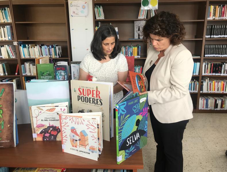 María Rivas destaca el “gran trabajo” de la biblioteca de Mañón para fomentar a la lectura entre todo el vecindario
