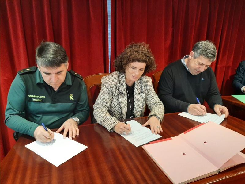 María Rivas e  Anxo Alvariño asinan  o protocolo de adhesión do concello de Neda ao sistema *Viogen para a protección de mulleres vítimas de violencia de xénero