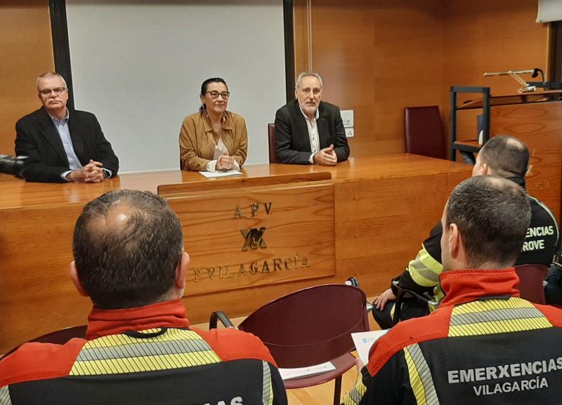 A Dirección Xeral da Mariña Mercante imparte un curso de extinción de incendios en peiraos e buques aos bombeiros de Galicia