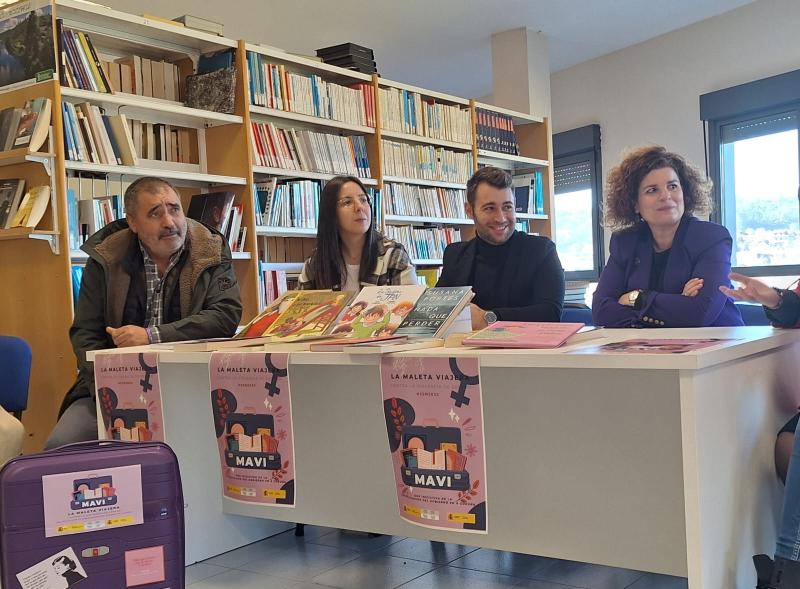 María Rivas participa na lectura do manifesto do 25 de Novembro en Val do Dubra e achega ‘*MAVI, a maleta viaxeira’ á Biblioteca Municipal